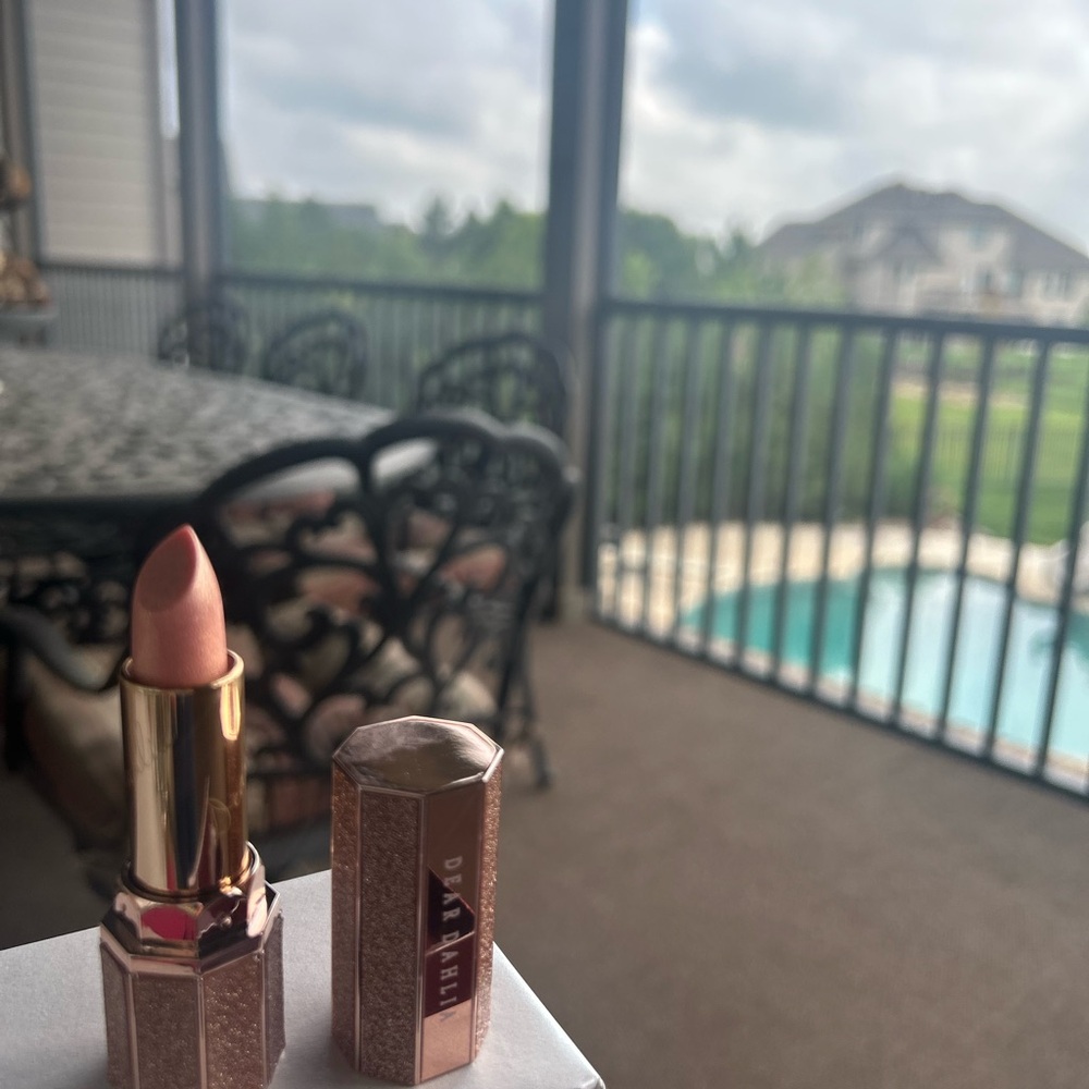 Pulse Gold Lipstick Shimmering Makeup - Picture 5 of 6